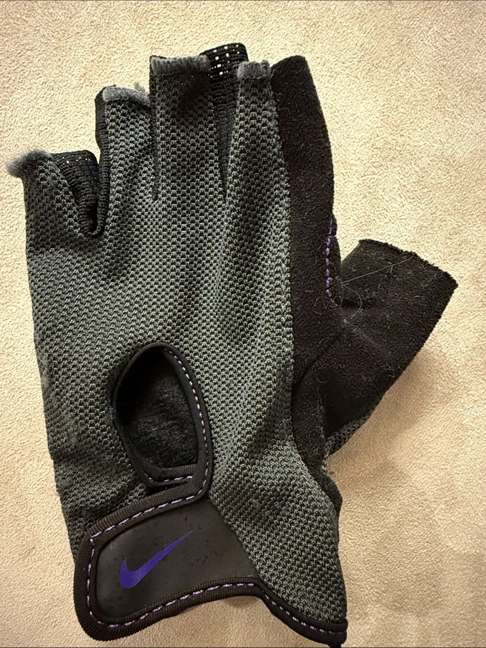 Nike FITDRY Women’s Fundamental Fitness Training Gloves Black/Purple size Small
